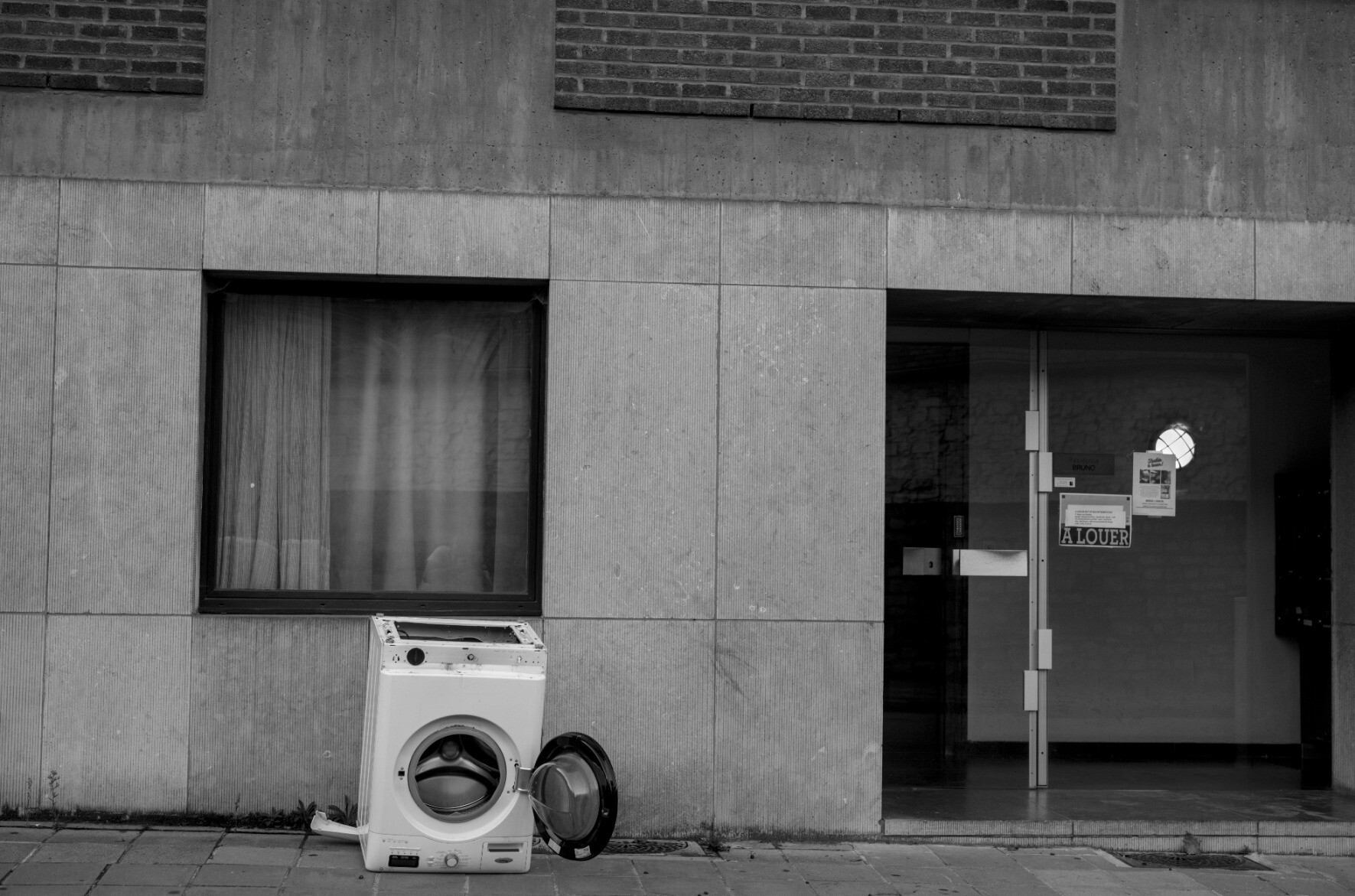 An old washing machine in Namur, Belgium 2023