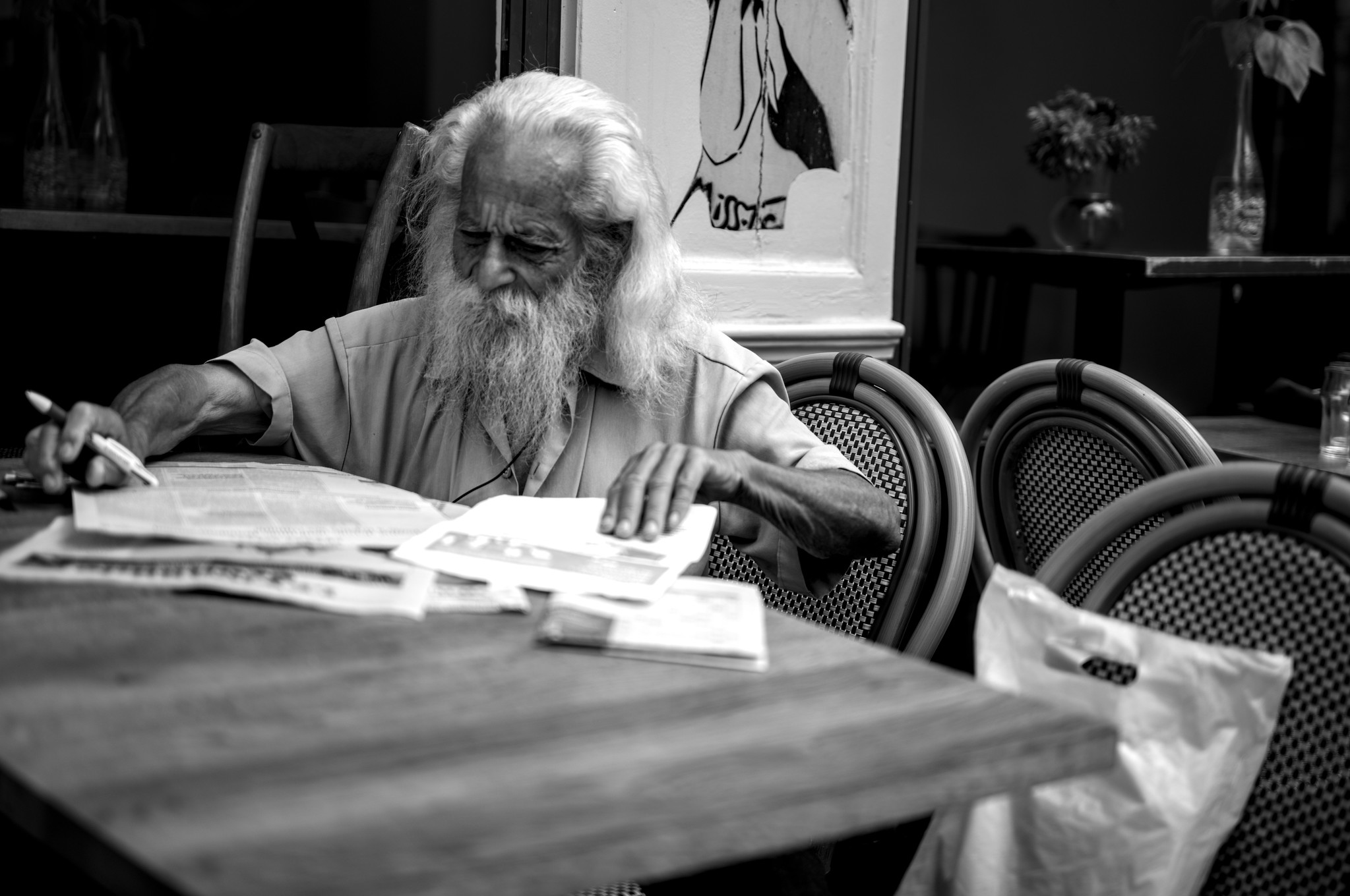 A reader in Paris - https://www.flickr.com/photos/adulau/54725313377/